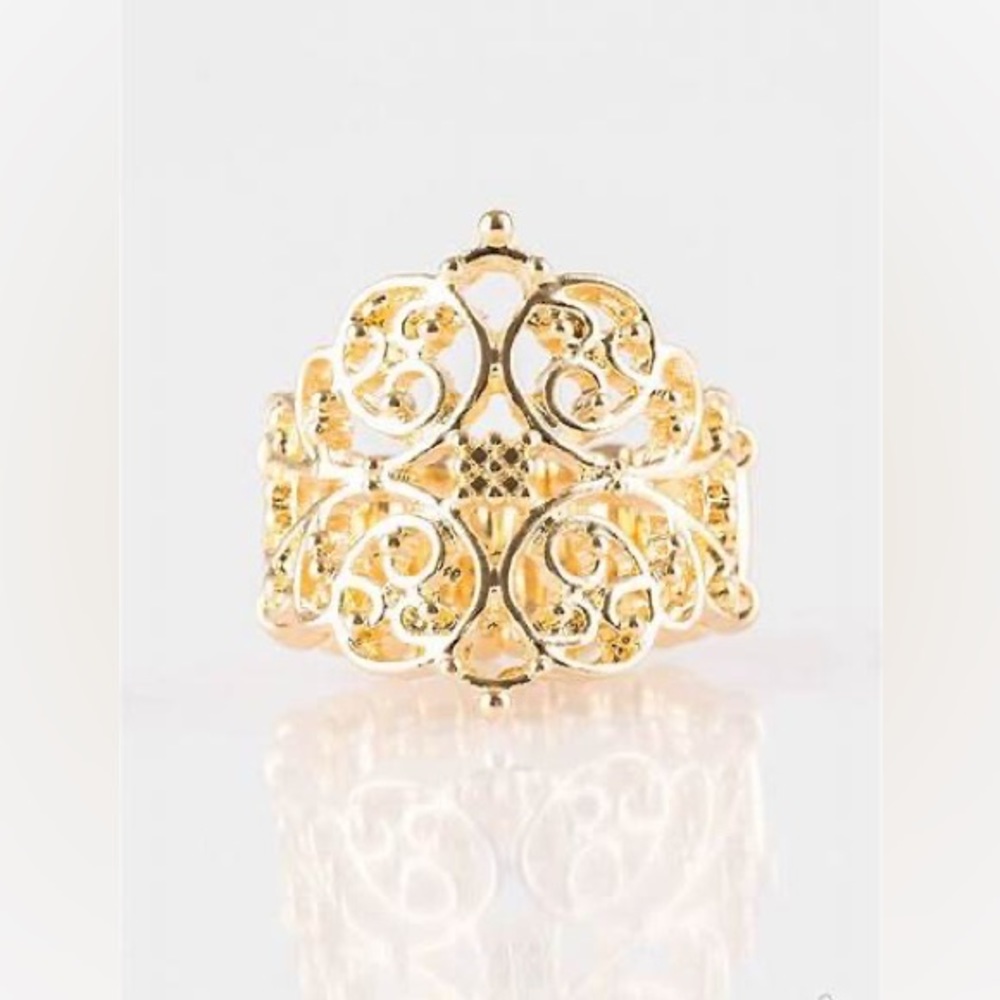 *Gold vine pattern ring.